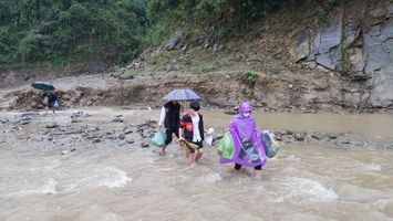 Thầy cô vượt suối đến trường trong ngày mưa rét tê tái
