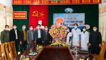 Đoàn công tác của tỉnh chúc mừng ngày Thầy thuốc Việt Nam tại Con Cuông, Anh Sơn