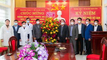 Phó Chủ tịch Thường trực HĐND tỉnh chúc mừng ngày Thầy thuốc Việt Nam tại huyện Nam Đàn