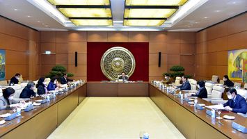 Chủ tịch Quốc hội Vương Đình Huệ làm việc với Đoàn giám sát về sắp xếp đơn vị hành chính cấp huyện, xã