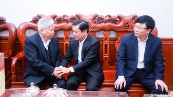 Bí thư Tỉnh ủy Thái Thanh Quý thăm, chúc Tết Nhà giáo nhân dân Lê Văn Phớt
