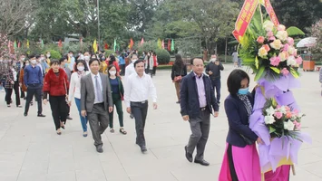 Đoàn đại biểu Quốc hội và HĐND tỉnh dâng hương tưởng niệm Chủ tịch Hồ Chí Minh và trồng cây đầu Xuân