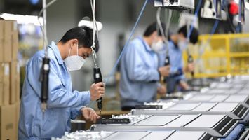 Nhiều hiệp hội đề xuất lùi thời điểm tăng lương tối thiểu vùng