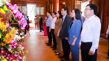 Phó Chủ tịch nước Võ Thị Ánh Xuân dâng hương tưởng niệm tại Khu Di tích Kim Liên