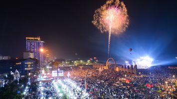 Rực rỡ màn pháo hoa đêm khai hội du lịch Cửa Lò