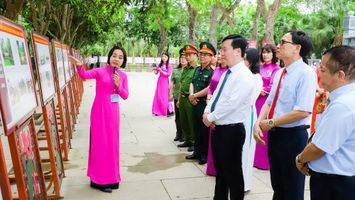 Khai mạc trưng bày chuyên đề 'Hồ Chí Minh - đẹp nhất tên Người'