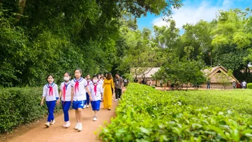 Tháng Năm về với quê Người