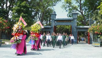 Lãnh đạo Bộ Quốc phòng, Quân khu 4, tỉnh Nghệ An dâng hương tưởng niệm Chủ tịch Hồ Chí Minh