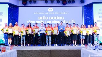 Chủ tịch UBND tỉnh Nghệ An gặp gỡ, đối thoại với công nhân lao động