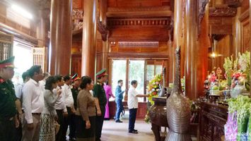 Phó Chủ tịch nước Cộng hòa dân chủ nhân dân Lào tưởng niệm Chủ tịch Hồ Chí Minh tại Khu Di tích Kim Liên