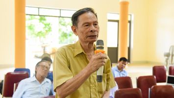 Cử tri thị xã Cửa Lò lo lắng việc giá xăng tăng khiến đời sống người dân gặp khó khăn