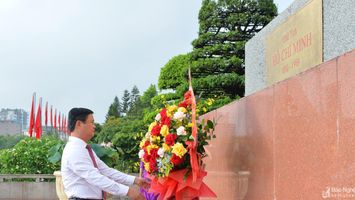 Đoàn đại biểu HĐND tỉnh dâng hoa tưởng niệm Chủ tịch Hồ Chí Minh