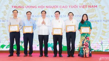 Trung ương Hội Người cao tuổi Việt Nam trao Kỷ niệm chương và ủng hộ an sinh xã hội tại Nghệ An