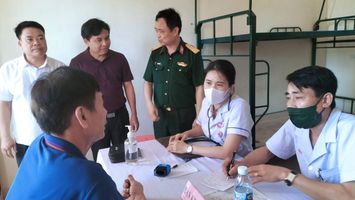 Thanh Chương: Bệnh viện Quân khu 4 khám cấp thuốc miễn phí cho trên 500 đối tượng chính sách