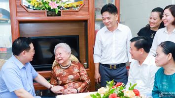 Chủ tịch Quốc hội thăm, tặng quà Anh hùng lực lượng vũ trang nhân dân, Mẹ Việt Nam anh hùng tại Nghệ An