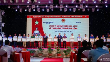 Trọng thể Lễ trao tặng Bằng Tổ quốc ghi công tới các gia đình liệt sĩ