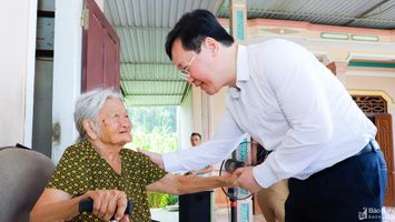 Chủ tịch UBND tỉnh Nguyễn Đức Trung thăm, tặng quà người có công tiêu biểu ở huyện Anh Sơn