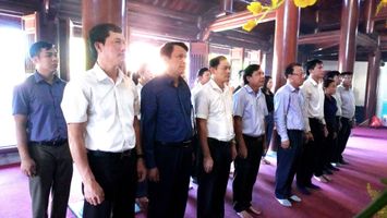 Thường trực HĐND tỉnh, Đoàn ĐBQH tỉnh và Văn phòng dâng hương tại Khu Di tích lịch sử Quốc gia Truông Bồn và Nghĩa trang liệt sĩ Quốc tế Việt - Lào