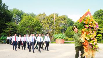 Lãnh đạo tỉnh Nghệ An dâng hoa tưởng niệm Chủ tịch Hồ Chí Minh và các Anh hùng liệt sĩ