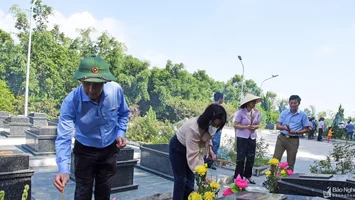 Đoàn công tác Ủy ban Khoa học Công nghệ và Môi trường của Quốc hội tưởng niệm các Anh hùng liệt sĩ tại Nghệ An