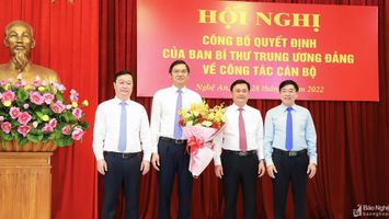 Trao quyết định chuẩn y đồng chí Hoàng Nghĩa Hiếu giữ chức Phó Bí thư Tỉnh ủy Nghệ An