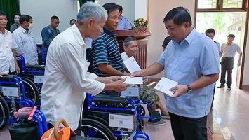 Từ Vị Xuyên đến nghĩa trang Trường Sơn: Chiếc xe lăn Bộ trưởng trao thương binh