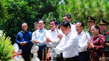 Lãnh đạo tỉnh Nghệ An dâng hương tưởng niệm Đại tướng Võ Nguyên Giáp tại Quảng Bình
