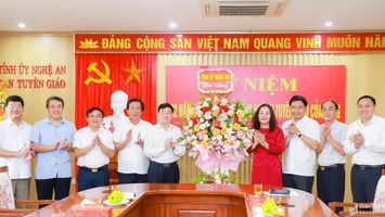 Thường trực Tỉnh ủy Nghệ An chúc mừng ngày truyền thống Ngành Tuyên giáo của Đảng