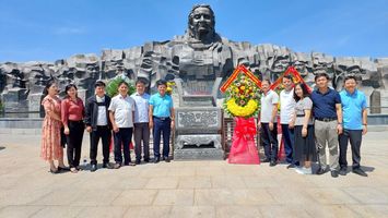 Ban Pháp chế dâng hoa, dâng hương tại Quần thể Tượng đài mẹ Việt Nam anh hùng tại tỉnh Quảng Nam