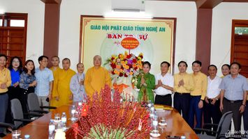 Ủy ban Mặt trận Tổ quốc tỉnh Nghệ An chúc mừng Ban Trị sự Giáo hội Phật giáo nhân dịp lễ Vu Lan