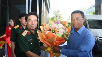 Phó Chủ tịch Quốc hội nước CHDCND Lào thăm Quân khu 4