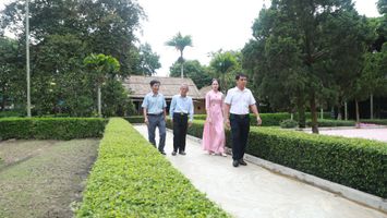 Người chăm sóc Khu lưu niệm Tổng Bí thư Lê Hồng Phong