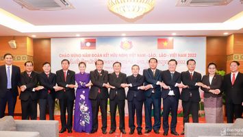 Lãnh đạo tỉnh Nghệ An tiếp xã giao Đại sứ và lãnh đạo 7 tỉnh nước CHDCND Lào