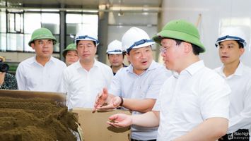 Chủ tịch UBND tỉnh Nguyễn Đức Trung kiểm tra các cơ sở sản xuất, kinh doanh tại huyện Anh Sơn