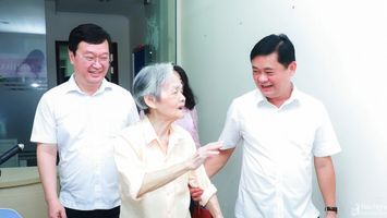Lãnh đạo tỉnh Nghệ An thăm, chúc sức khỏe bà Lê Nguyễn Hồng Minh - con gái của cố Tổng Bí thư Lê Hồng Phong