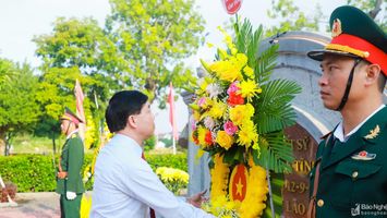Lãnh đạo tỉnh Nghệ An dâng hoa tưởng niệm, tri ân các anh hùng liệt sĩ Xô viết Nghệ Tĩnh
