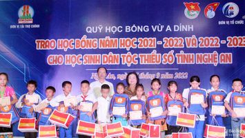 Nguyên Phó Chủ tịch nước trao học bổng Vừ A Dính cho học sinh ở Nghệ An