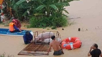 Rốn lũ Thanh Chương, nơi hàng trăm nhà dân vẫn bị nước bủa vây