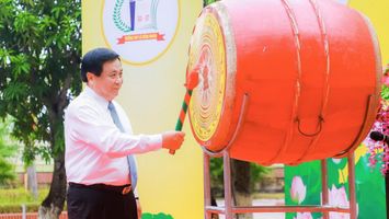 Đồng chí Nguyễn Xuân Thắng đánh trống khai giảng năm học mới tại quê hương Tổng Bí thư Lê Hồng Phong