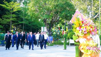 Chủ tịch nước Nguyễn Xuân Phúc và đoàn đại biểu Trung ương, tỉnh Nghệ An dâng hoa tưởng niệm Chủ tịch Hồ Chí Minh