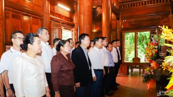 Văn phòng Phủ Thủ tướng Lào và Văn phòng Chính phủ Việt Nam dâng hương tưởng niệm Chủ tịch Hồ Chí Minh