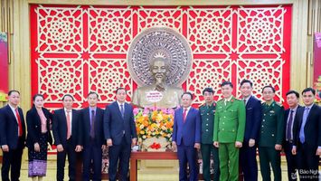 Lãnh đạo 2 tỉnh Hủa Phăn và Xiêng Khoảng (Lào) chúc Tết tỉnh Nghệ An
