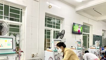 Đại biểu Quốc hội thăm hỏi, chia sẻ khó khăn với bệnh nhân nghèo ở Diễn Châu và Nghi Lộc