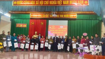 Đoàn đại biểu Quốc hội tỉnh Nghệ An tặng quà tết cho các hộ nghèo 5 huyện Kỳ Sơn, Tương Dương, Con Cuông, Anh Sơn và Đô Lương