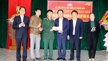 Phó Chủ tịch Thường trực HĐND Nguyễn Nam Đình trao quà Tết người nghèo ở Thanh Chương