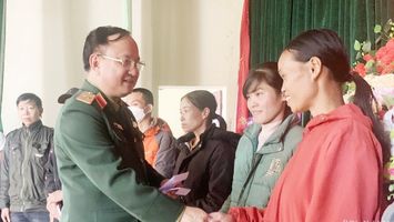 Đoàn Đại biểu Quốc hội tỉnh Nghệ An trao quà Tết cho người nghèo huyện Nghĩa Đàn và Tân Kỳ