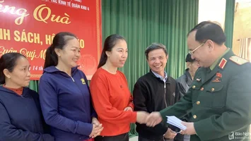 Đoàn đại biểu Quốc hội tỉnh Nghệ An trao quà Tết cho người nghèo huyện Hưng Nguyên