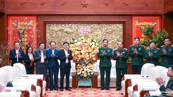 Phó Bí thư Thường trực Tỉnh ủy Nghệ An thăm, chúc Tết Quân khu 4