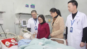 Đoàn đại biểu Quốc hội tỉnh và nhóm nữ đại biểu Quốc hội, HĐND tỉnh Nghệ An trao tặng quà cho bệnh nhân điều trị tại một số bệnh viện ở thành phố Vinh