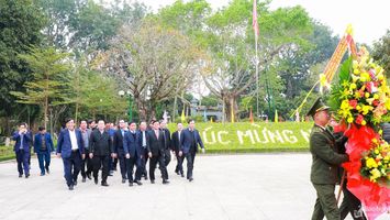 Chủ nhiệm Ủy ban Kiểm tra Trung ương Trần Cẩm Tú dâng hương tưởng niệm Chủ tịch Hồ Chí Minh